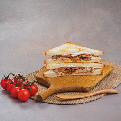 Сэндвич с курицей с маринованными огурцами в Irbis по цене 319 ₽