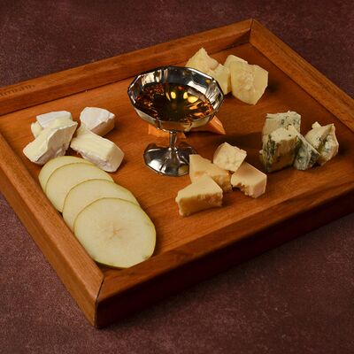 Ассорти европейских сыров и груши в Чичилаки по цене 1650 ₽