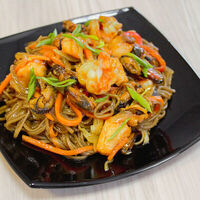 Соба с морепродуктами в устричном соусе в Maiko Sushi Bar