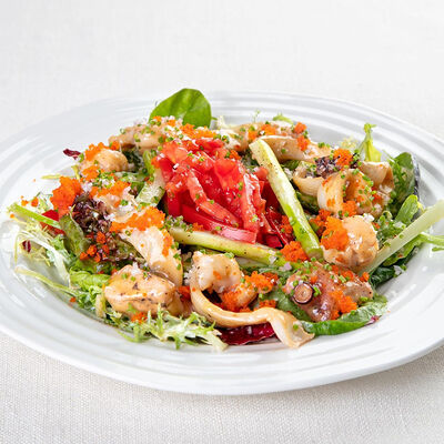 Салат с морепродуктами, спаржей и имбирным соусом в Gallery to go по цене 2130 ₽