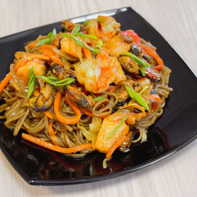 Соба с морепродуктами в устричном соусе в Maiko Sushi Bar по цене 389 ₽