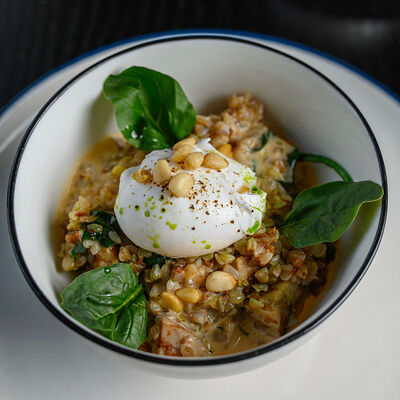 Каша гречневая с курой и яйцом в Шалом Берман по цене 370 ₽