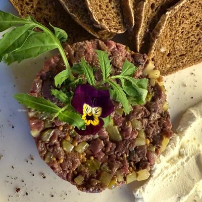 Тартар из оленины с кремом из домашнего сыра в Наследие по цене 1100 ₽