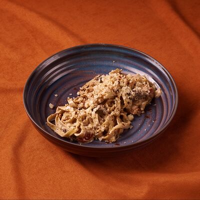 Паста в сливках с курицей и грибами в Липа гастробар по цене 450 ₽