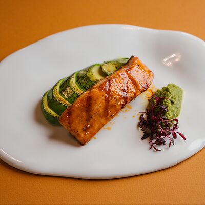 Стейк из мурманского лосося с авокадо гриль и соусом чимичурри в Круча по цене 2250 ₽