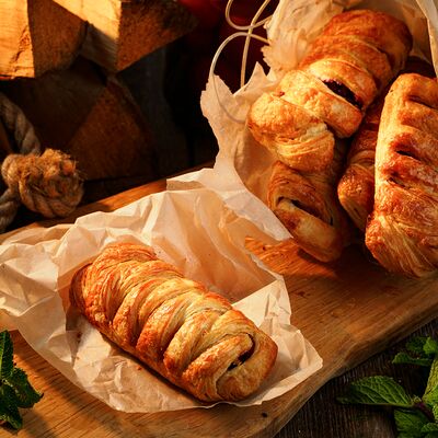 Пирожок слоёный с вишней в Мандариновый гусь по цене 114 ₽