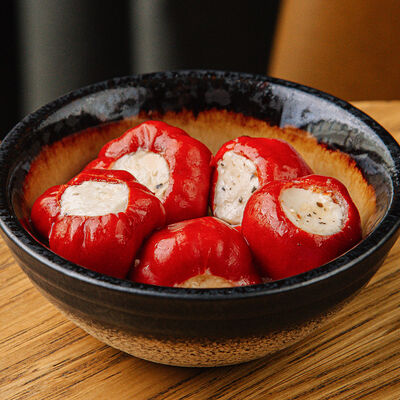 Пикантные перчики с фетой в Riesling Boyz по цене 410 ₽