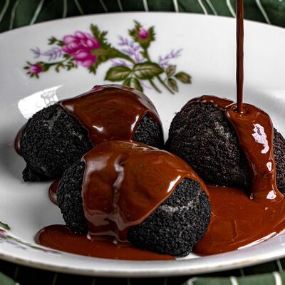 Профитроли с шоколадным соусом в Итальянцы по цене 550 ₽