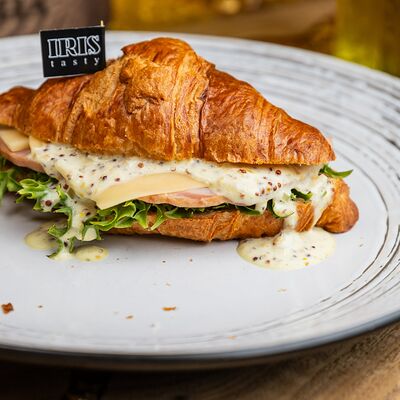 Круассан с ветчиной и сыром в Iris по цене 450 ₽