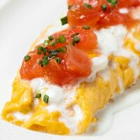 Французский омлет со страчателлой и пряными томатамив Eclair