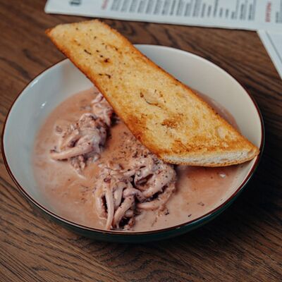 Щупальца командорского кальмара в сливочно-устричном соусе с багетом в Billy McDaniel по цене 890 ₽