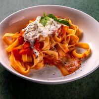 Паста с томатами и страчателлой в Oreganos