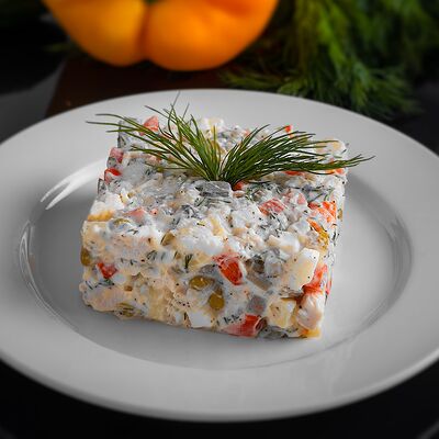 Салат Оливье с курицей в Тесоро по цене 430 ₽