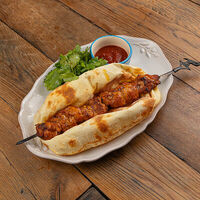 Шашлык из цыплёнка с зеленым салатом в Nino