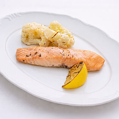 Стейк из лосося на гриле с цветной капустой и соусом цезарь в Mio Bistrot по цене 2490 ₽