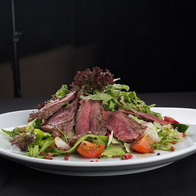 Салат с ростбифом в СВОЯ КУХНЯ по цене 698 ₽