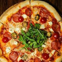 Пицца с чоризо, халапеньо и сыром Фета в Рога Лося