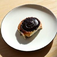 Булка с шоколадом и маком в Red Cup iMall