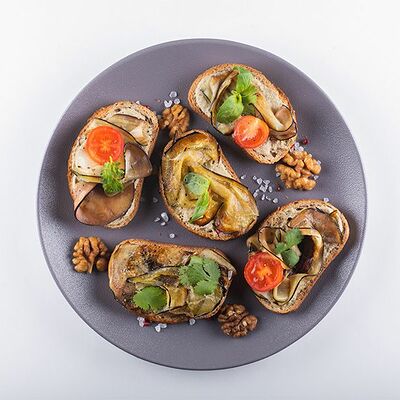 Брускетта с баклажанами в Пармезан и пури по цене 225 ₽