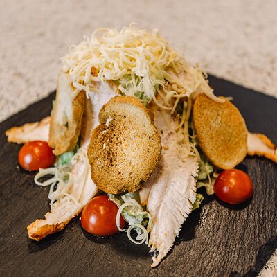 Салат Цезарь в Гурман по цене 380 ₽