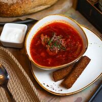 Борщ с разварной говядиной и бородинскими гренками в Горбушкинъ