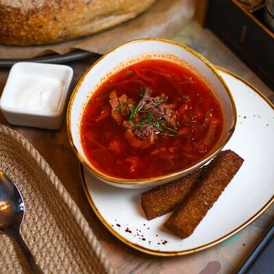 Борщ с разварной говядиной и бородинскими гренками в Горбушкинъ по цене 300 ₽