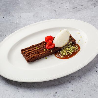 Шоколадный медовик в Osteria Mario по цене 630 ₽