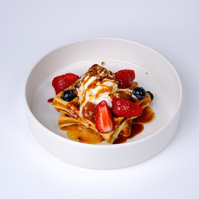 Вафли с ягодами в Сойка Cafe по цене 650 ₽