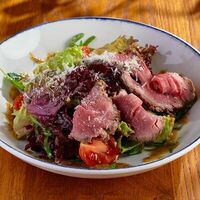 Салат с домашним ростбифом в BBQ Beer Restaurant