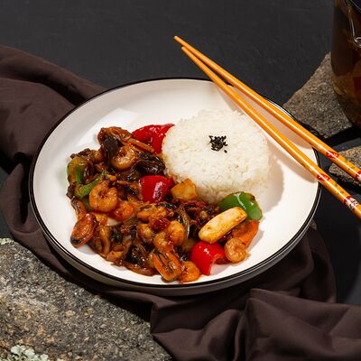 Морепродукты с овощами и рисом на пару в Дунфан Во по цене 490 ₽