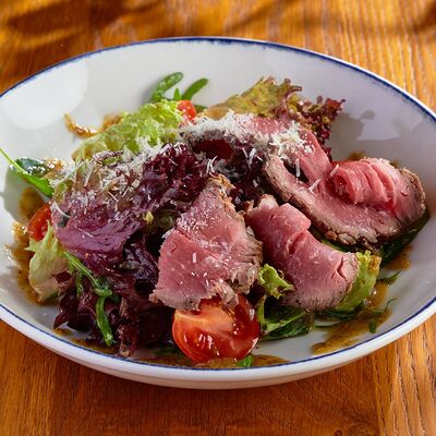 Салат с домашним ростбифом в Munhell по цене 1030 ₽