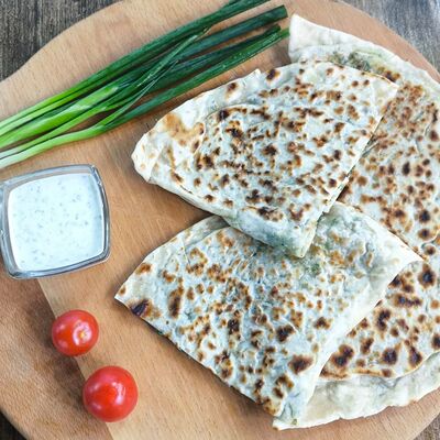 Кутаб Зелень-сыр в Хинкальная Едим вкусно по цене 900 ₽