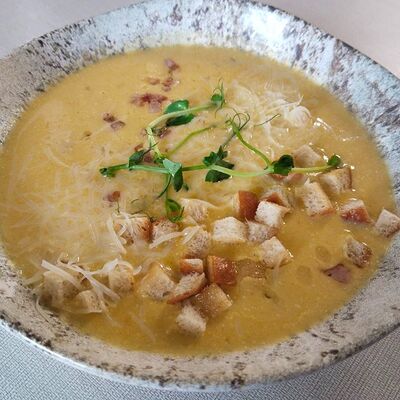Овощной крем-суп с беконом и пармезаном в Марсель кафе-кондитерская по цене 466 ₽