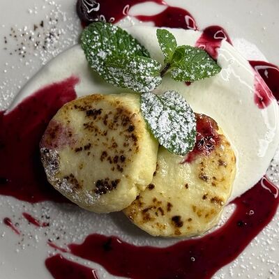 Сырники со сметаной и ягодным соусом в Корона по цене 210 ₽