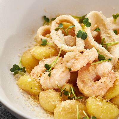 Ньокки с морепродуктами в По Чесноку по цене 707 ₽