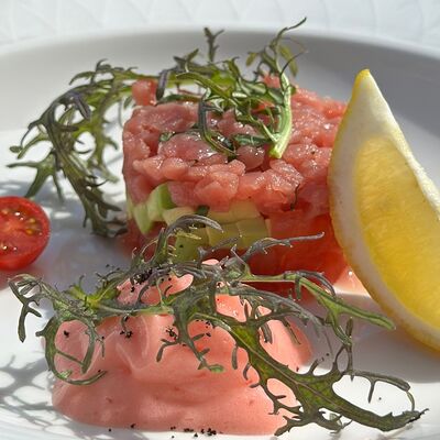Тартар из розового тунца в Wine & Vine по цене 1040 ₽