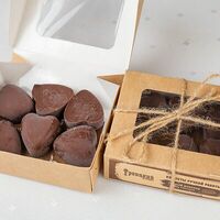 Конфеты из молочного шоколада с фиником в Троицкий