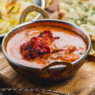 Чикен Тикка Масала - Нежные кусочки курицы в пряном томатном соусе. Подается с рисом басмати и лепешкой наан в Индийская точка по цене 890 ₽