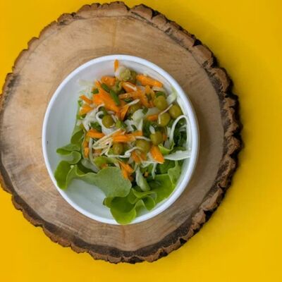 Салат из капусты с горошком в Кафе калитка по цене 75 ₽