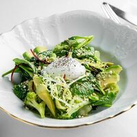 Зеленый салат с яйцом пашот и артишоками в Cape