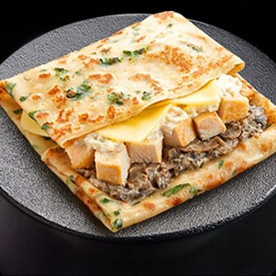 Блин Жюльен с курицей и грибами в сливочном соусе в Sushimen по цене 490 ₽