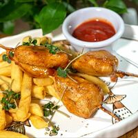 Куриные шашлычки с картофелем фри в Eva bistro