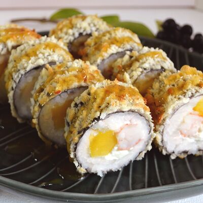 Жареный ролл с креветкой и манго в Держи рыбу по цене 1000 ₽