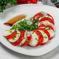 Салат капрезе в Ковчег Premium & Grill