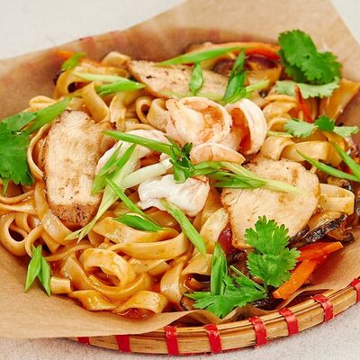 Удон с креветками и курицей в соусе Том-Ям в Bao по цене 439 ₽