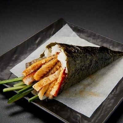 Темаки с угрем и кожей лосося в Buba Sushi по цене 890 ₽