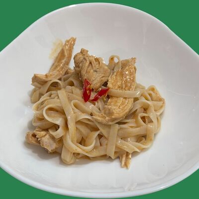 Рисовая лапша с куриной грудкой в соусе том ям в Панда бао по цене 390 ₽