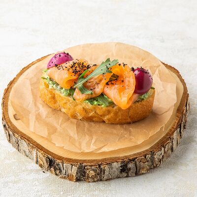 Брускетта со слабосоленым лососем, сливочным сыром и чукой в На Парах по цене 195