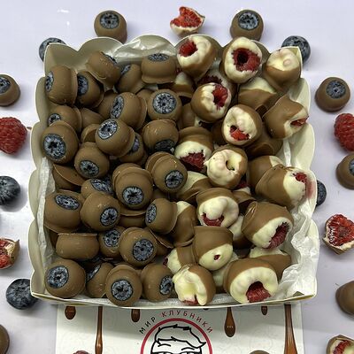 Малина и Голубика в шоколаде в Мир клубники в шоколаде по цене 5500 ₽