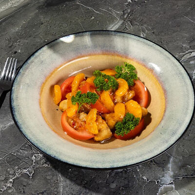 Салат с хрустящими баклажанами и маринованным мандарином в Фореста Фестиваль Парк по цене 680 ₽